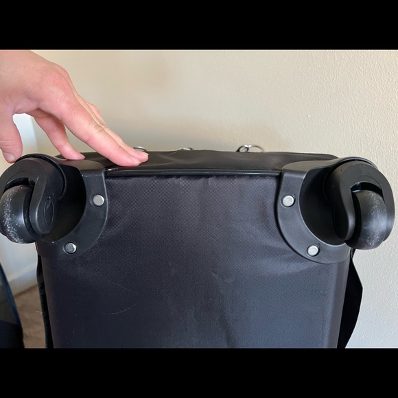 Like new Sherpa on Wheels pet carrier - Picture 5 of 7